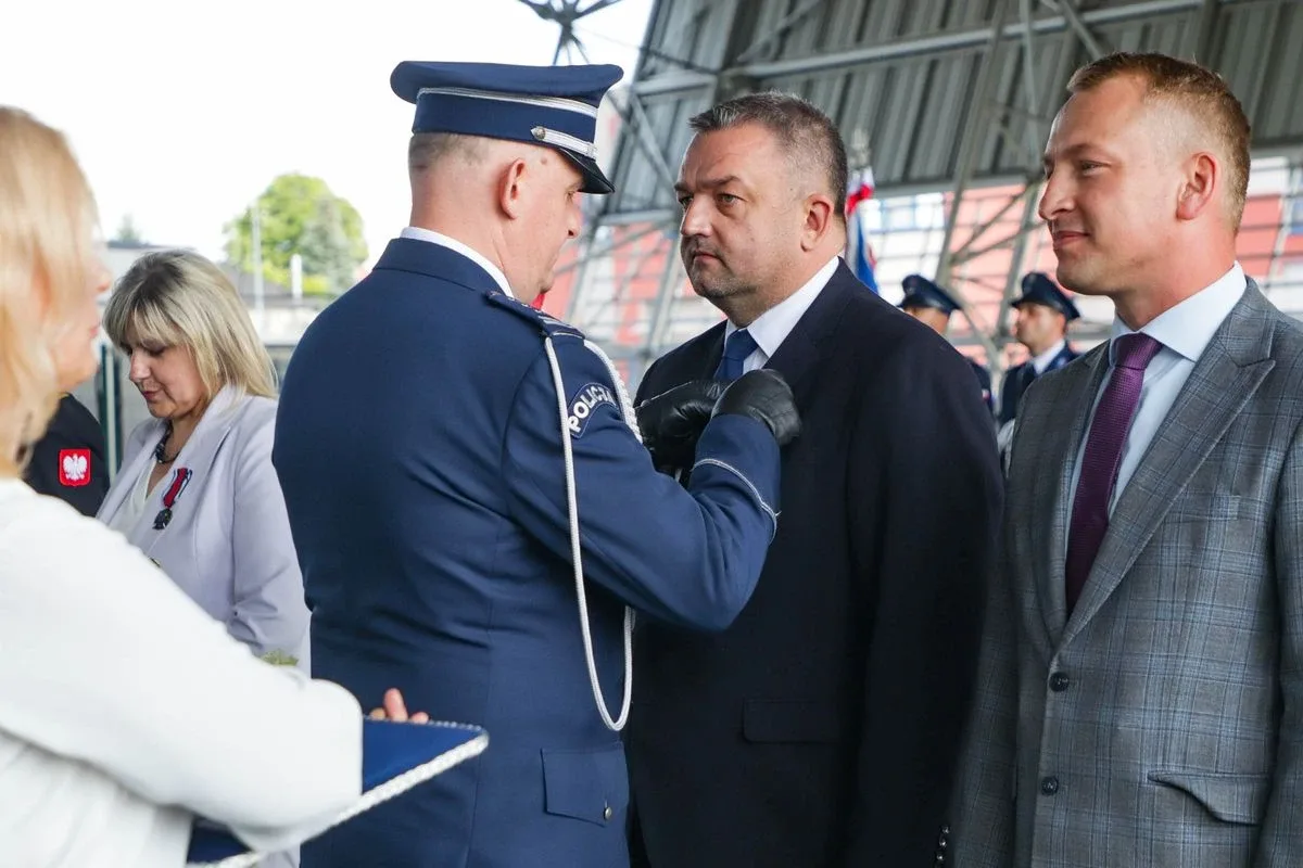 Medale, awanse i wzruszenia. Policja w Ostrowi Mazowieckiej uczciła swoje święto (zdjęcia)