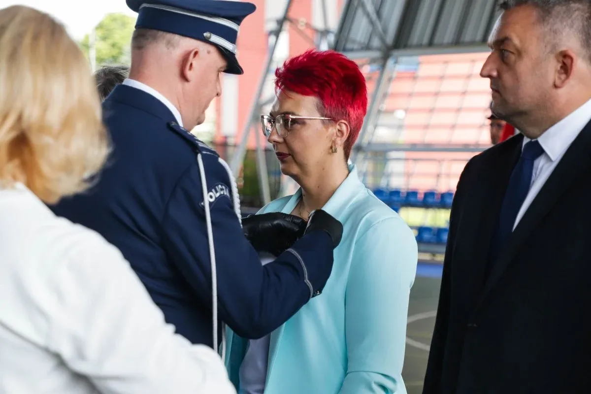 Medale, awanse i wzruszenia. Policja w Ostrowi Mazowieckiej uczciła swoje święto (zdjęcia)