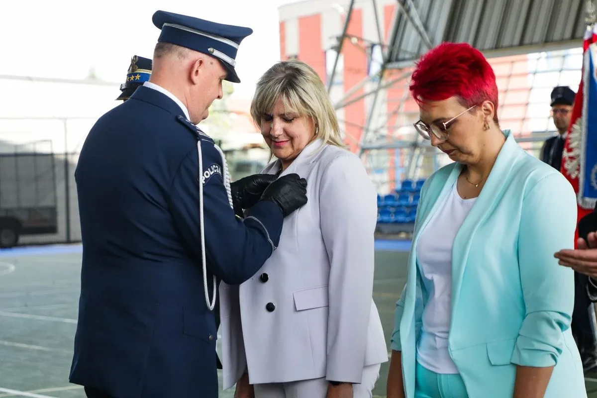 Medale, awanse i wzruszenia. Policja w Ostrowi Mazowieckiej uczciła swoje święto (zdjęcia)