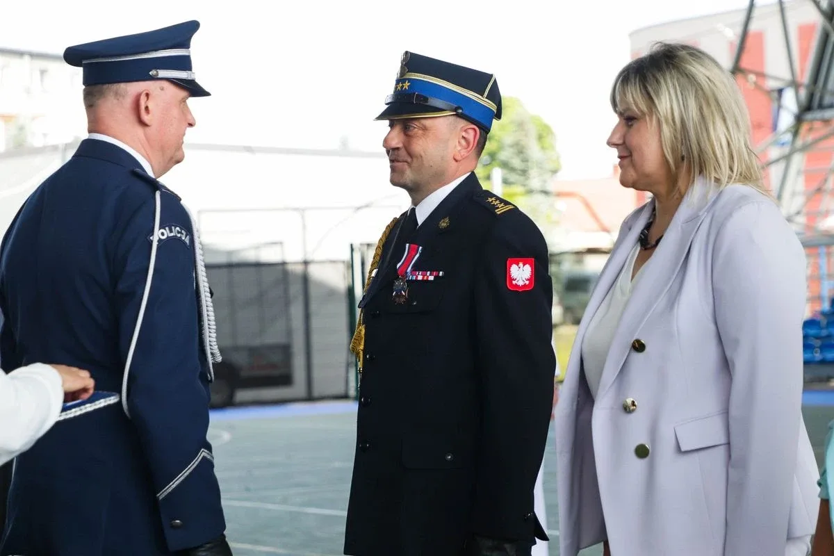 Medale, awanse i wzruszenia. Policja w Ostrowi Mazowieckiej uczciła swoje święto (zdjęcia)