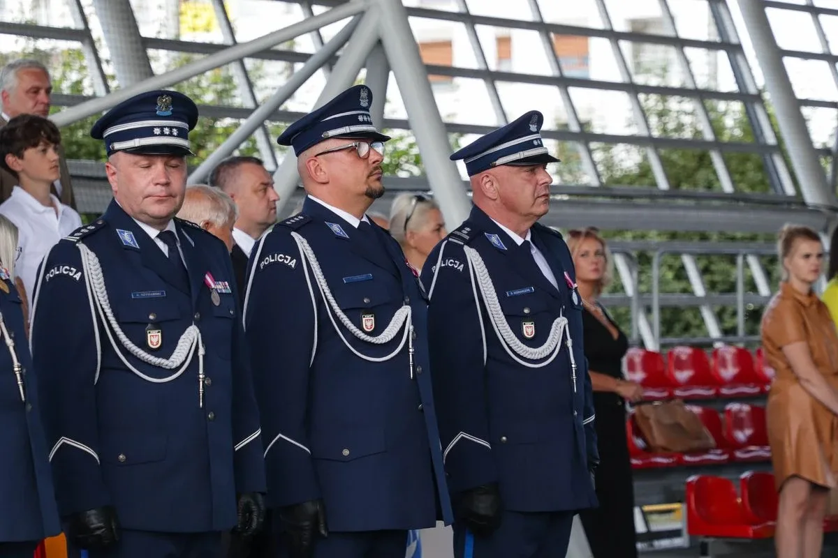 Medale, awanse i wzruszenia. Policja w Ostrowi Mazowieckiej uczciła swoje święto (zdjęcia)