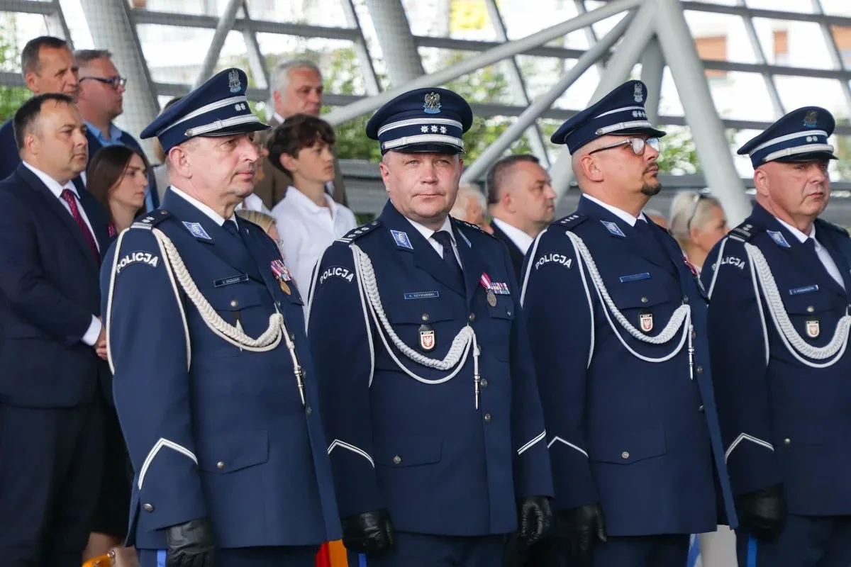 Medale, awanse i wzruszenia. Policja w Ostrowi Mazowieckiej uczciła swoje święto (zdjęcia)