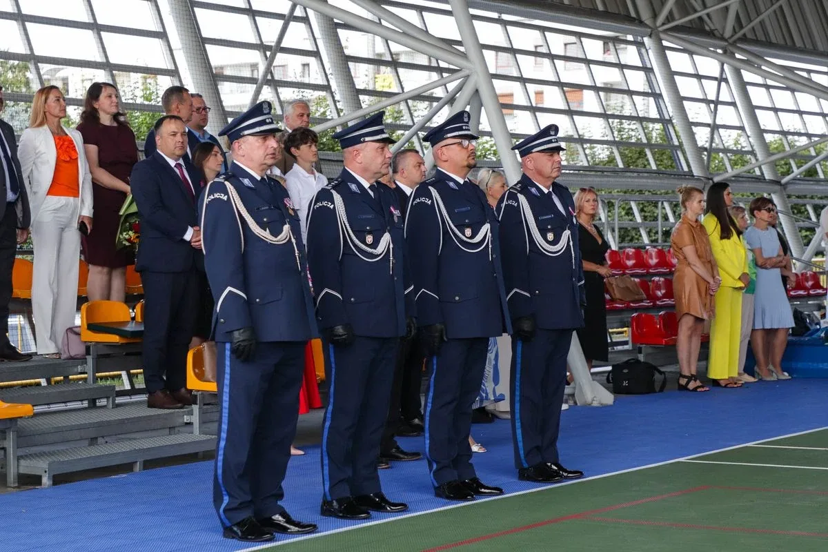 Medale, awanse i wzruszenia. Policja w Ostrowi Mazowieckiej uczciła swoje święto (zdjęcia)