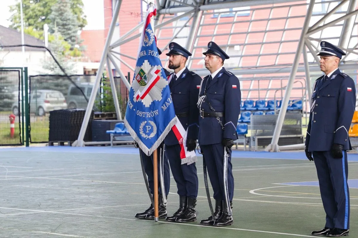 Medale, awanse i wzruszenia. Policja w Ostrowi Mazowieckiej uczciła swoje święto (zdjęcia)