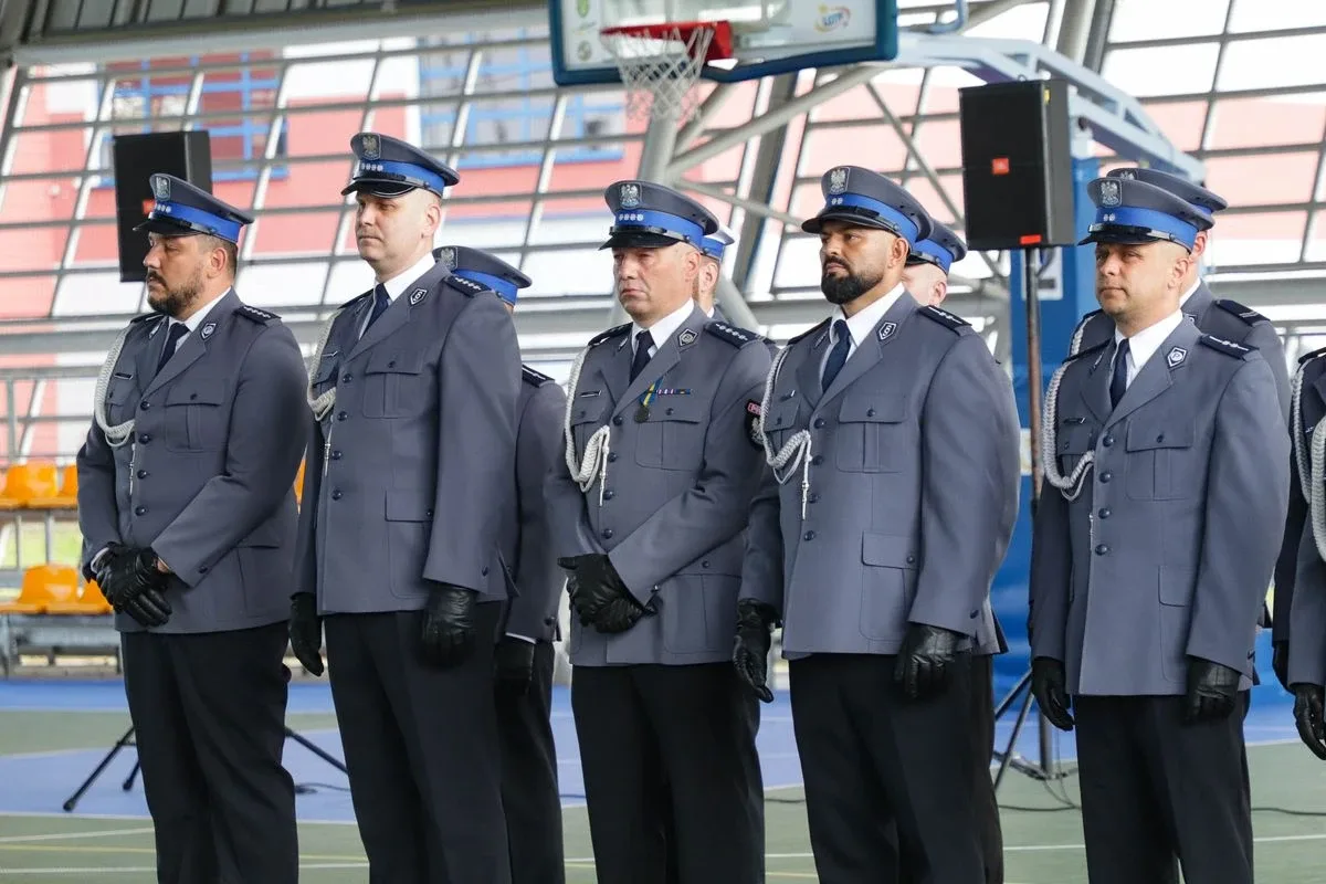 Medale, awanse i wzruszenia. Policja w Ostrowi Mazowieckiej uczciła swoje święto (zdjęcia)