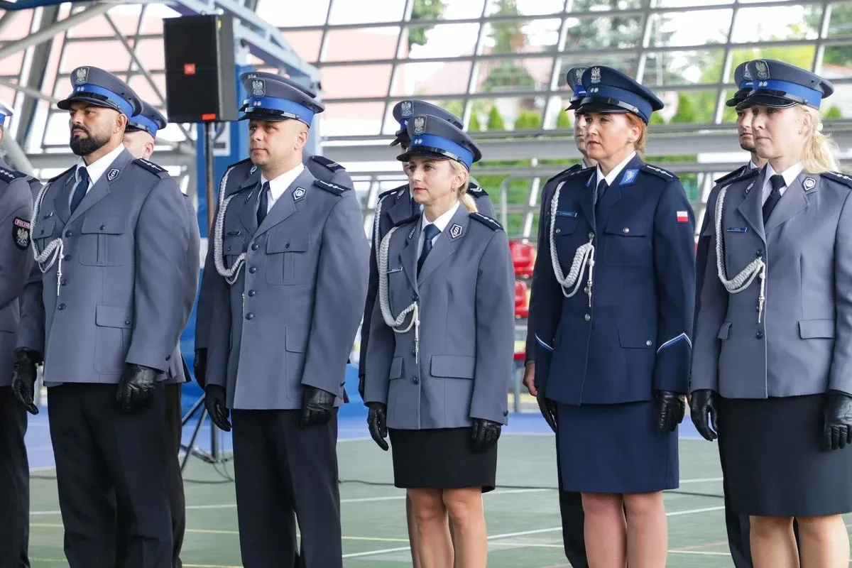 Medale, awanse i wzruszenia. Policja w Ostrowi Mazowieckiej uczciła swoje święto (zdjęcia)