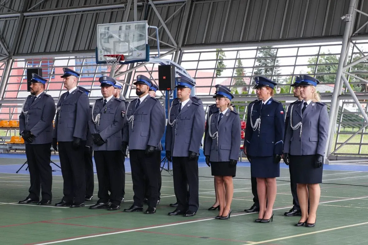 Medale, awanse i wzruszenia. Policja w Ostrowi Mazowieckiej uczciła swoje święto (zdjęcia)