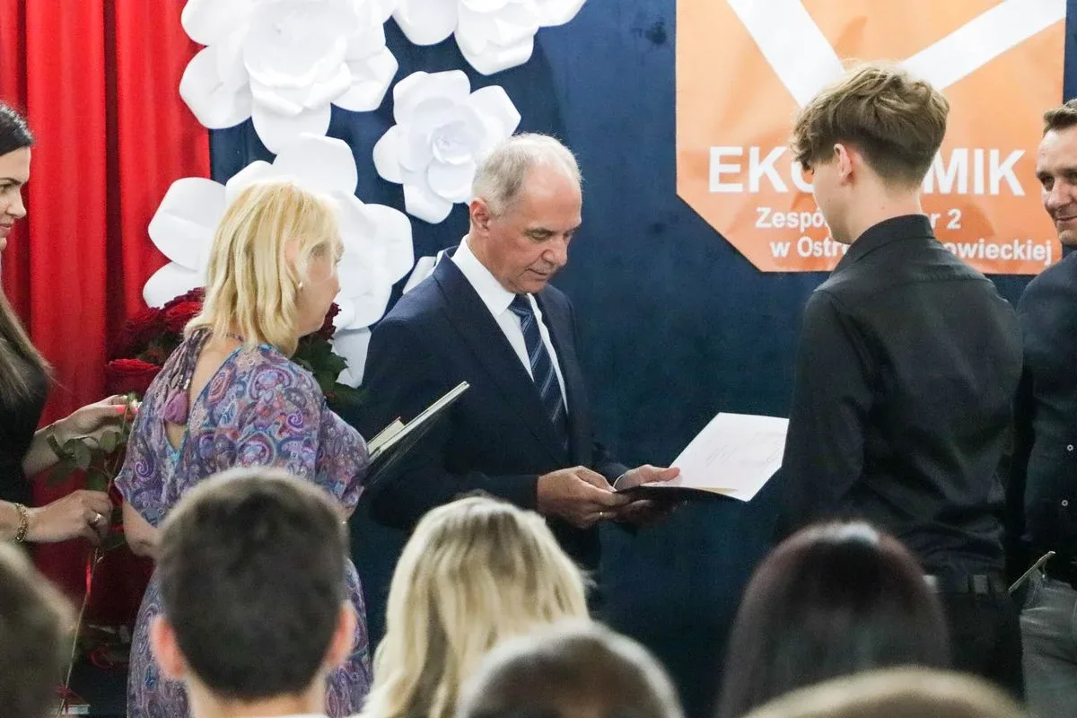 Wakacje czas start! Uroczyste zakończenie roku szkolnego w ostrowskim "Ekonomiku" (zdjęcia)