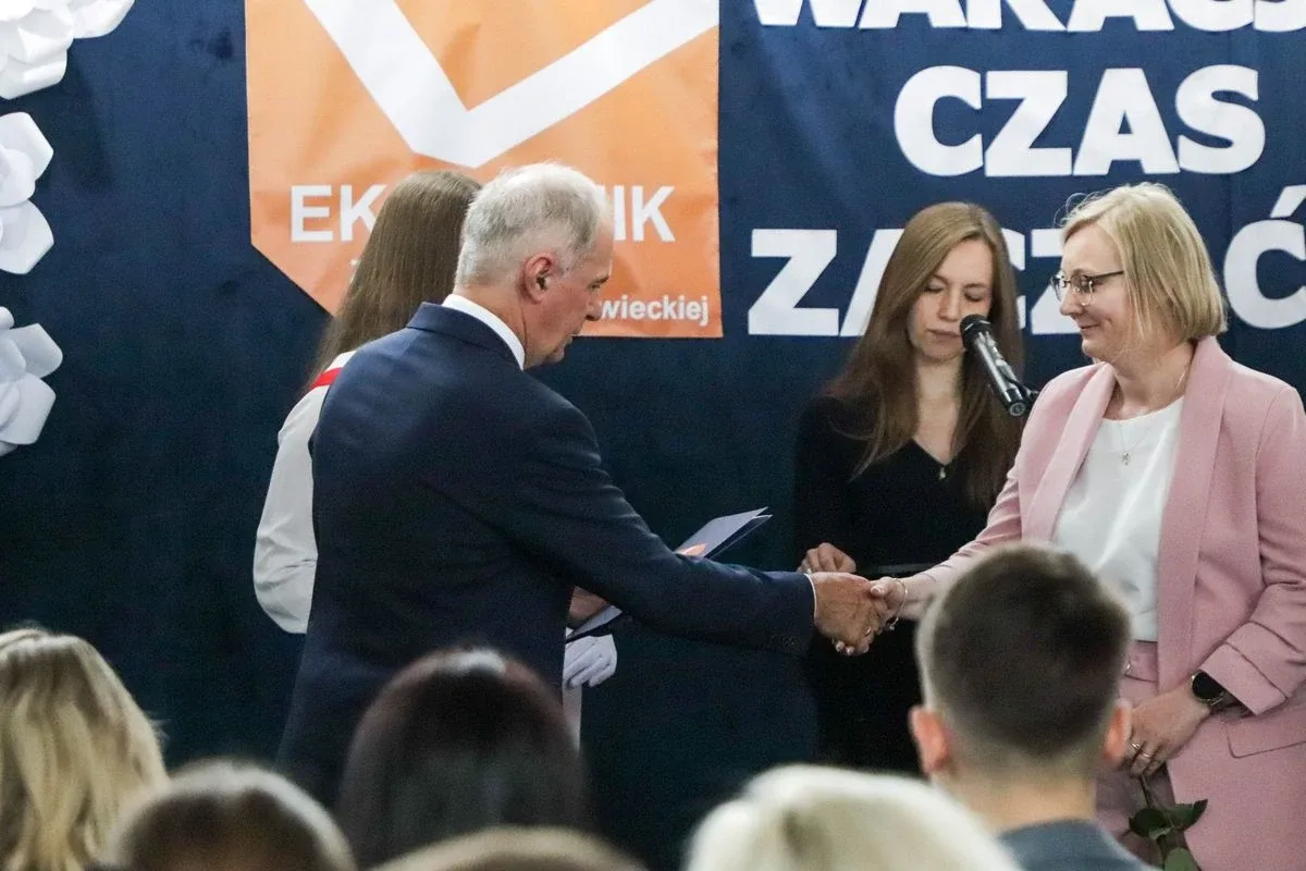Wakacje czas start! Uroczyste zakończenie roku szkolnego w ostrowskim "Ekonomiku" (zdjęcia)