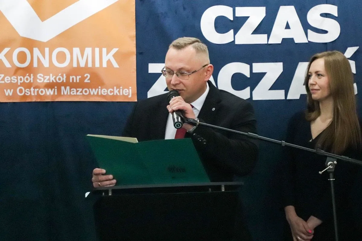 Wakacje czas start! Uroczyste zakończenie roku szkolnego w ostrowskim "Ekonomiku" (zdjęcia)