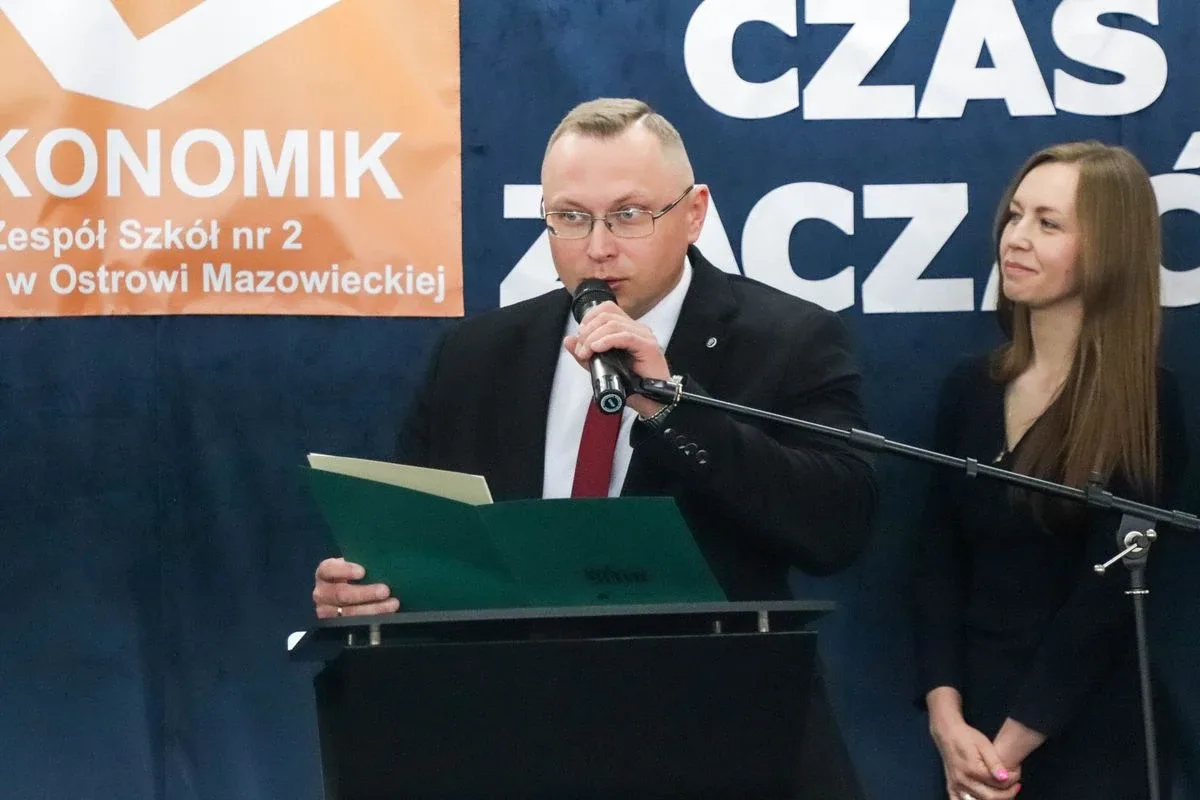 Wakacje czas start! Uroczyste zakończenie roku szkolnego w ostrowskim "Ekonomiku" (zdjęcia)