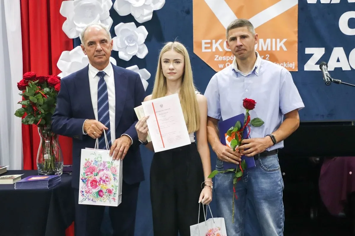 Wakacje czas start! Uroczyste zakończenie roku szkolnego w ostrowskim "Ekonomiku" (zdjęcia)