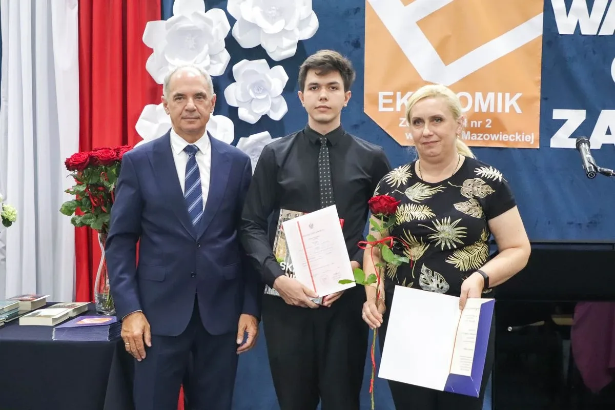 Wakacje czas start! Uroczyste zakończenie roku szkolnego w ostrowskim "Ekonomiku" (zdjęcia)