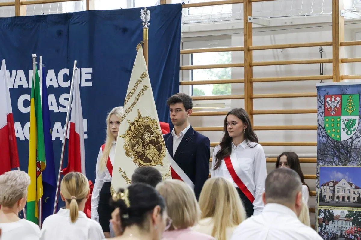 Wakacje czas start! Uroczyste zakończenie roku szkolnego w ostrowskim "Ekonomiku" (zdjęcia)