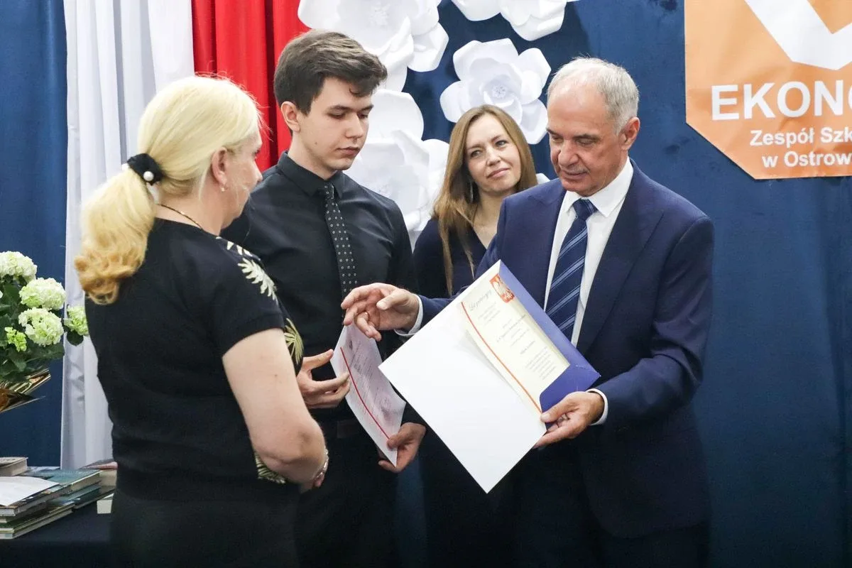 Wakacje czas start! Uroczyste zakończenie roku szkolnego w ostrowskim "Ekonomiku" (zdjęcia)