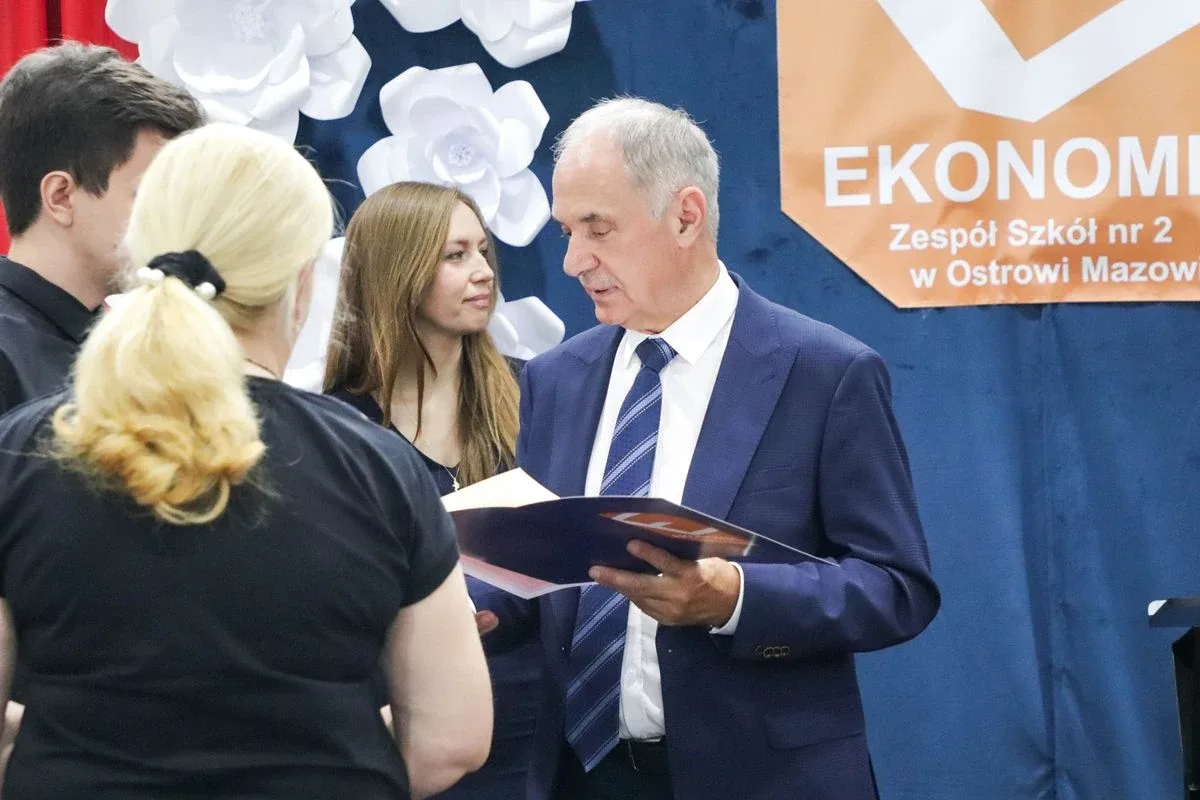 Wakacje czas start! Uroczyste zakończenie roku szkolnego w ostrowskim "Ekonomiku" (zdjęcia)