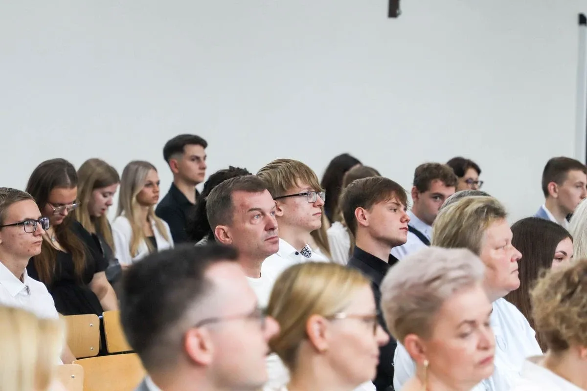 Wakacje czas start! Uroczyste zakończenie roku szkolnego w ostrowskim "Ekonomiku" (zdjęcia)