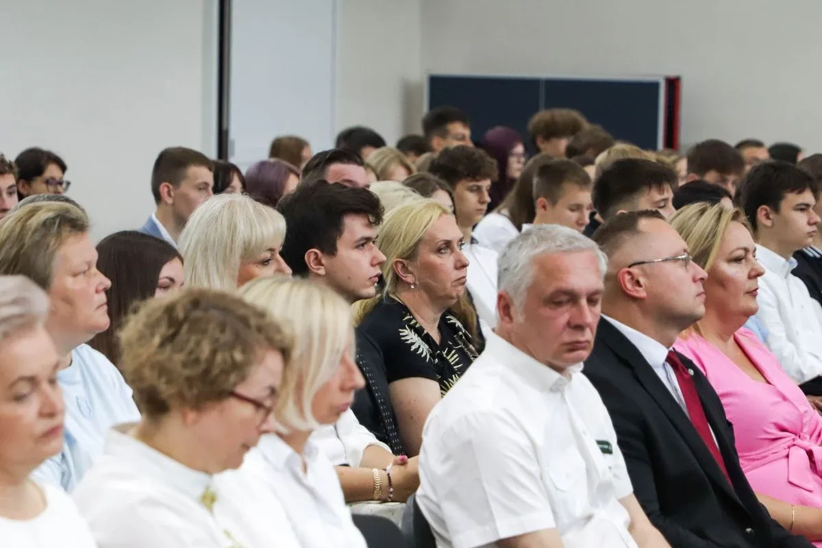Wakacje czas start! Uroczyste zakończenie roku szkolnego w ostrowskim "Ekonomiku" (zdjęcia)