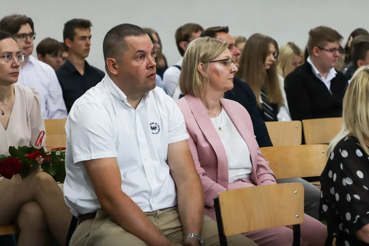 Wakacje czas start! Uroczyste zakończenie roku szkolnego w ostrowskim "Ekonomiku" (zdjęcia)