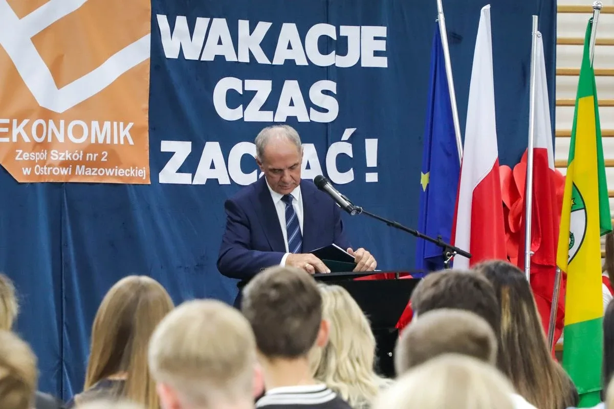 Wakacje czas start! Uroczyste zakończenie roku szkolnego w ostrowskim "Ekonomiku" (zdjęcia)