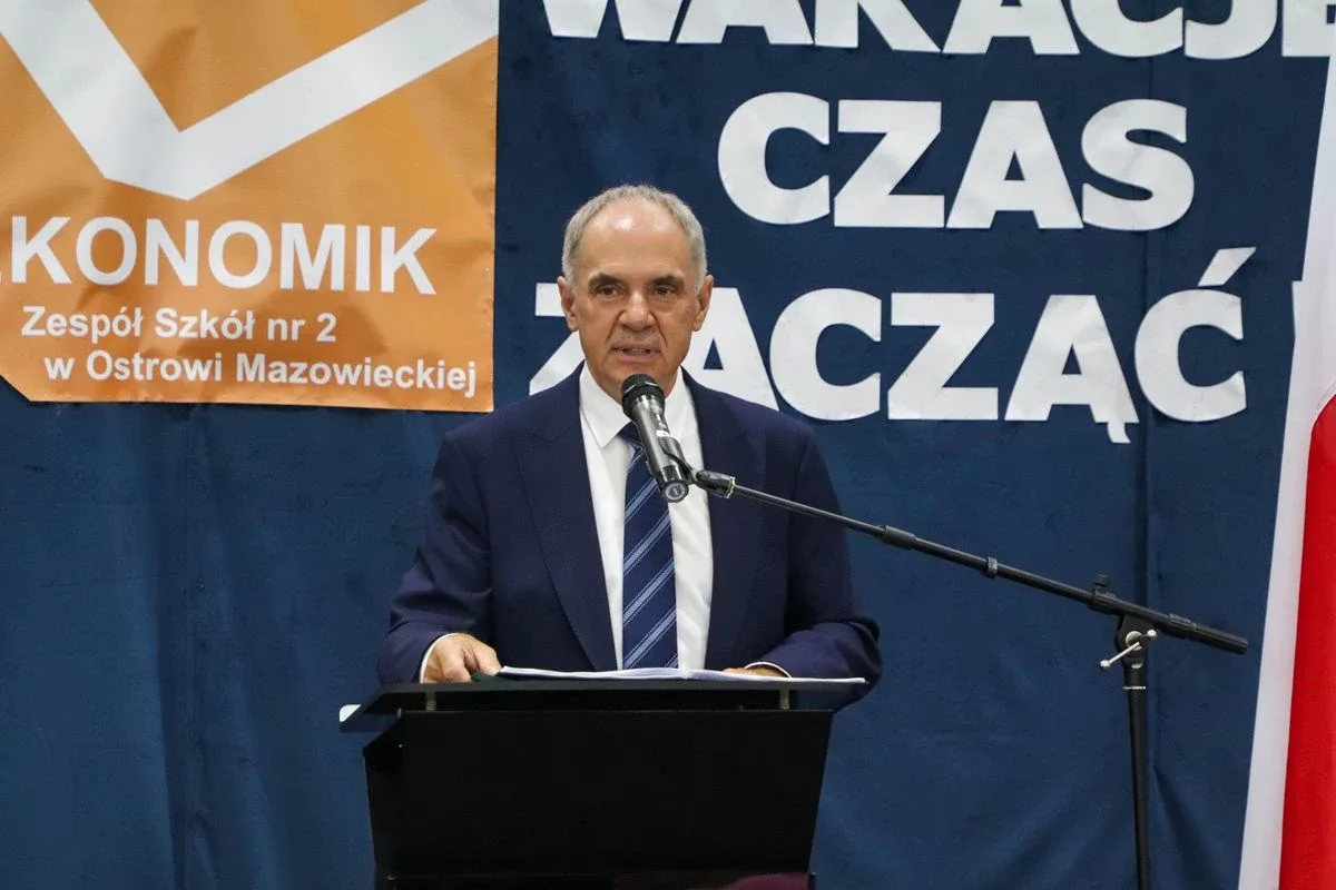 Wakacje czas start! Uroczyste zakończenie roku szkolnego w ostrowskim "Ekonomiku" (zdjęcia)