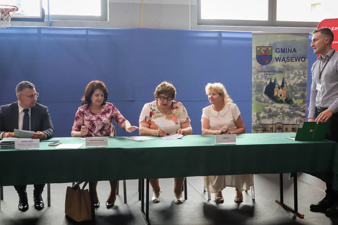 Bieżnia, tężnia i działki z dofinansowaniem. Miliony z Mazowsza dla samorządów z powiatu ostrowskiego (zdjęcia)