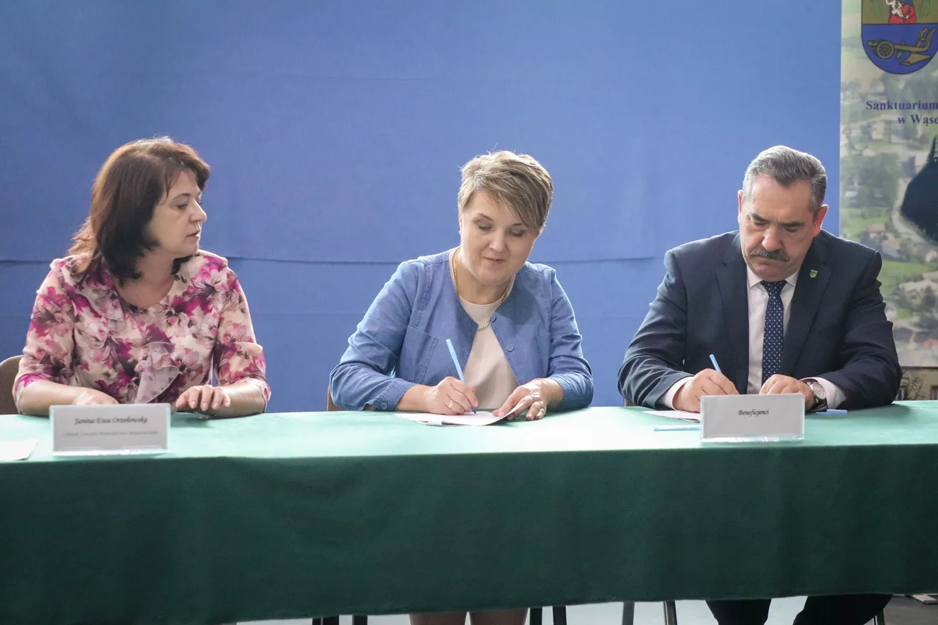 Bieżnia, tężnia i działki z dofinansowaniem. Miliony z Mazowsza dla samorządów z powiatu ostrowskiego (zdjęcia)