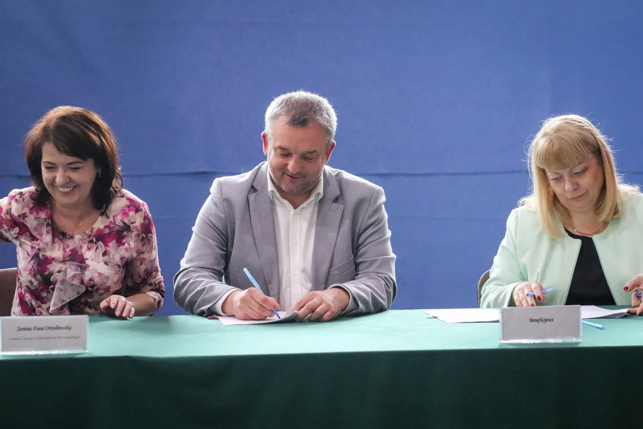 Bieżnia, tężnia i działki z dofinansowaniem. Miliony z Mazowsza dla samorządów z powiatu ostrowskiego (zdjęcia)