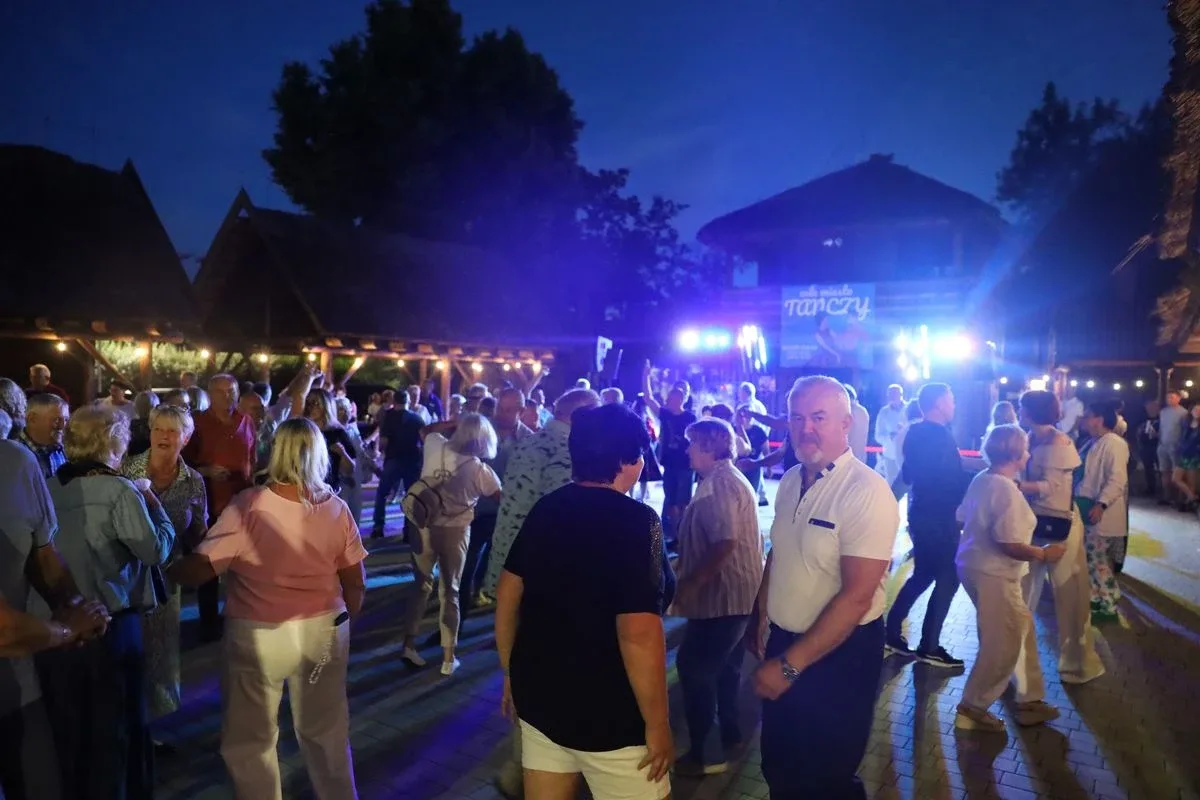 Letni wieczór z muzyką na żywo przyciągnął tłumy mieszkańców (zdjęcia)