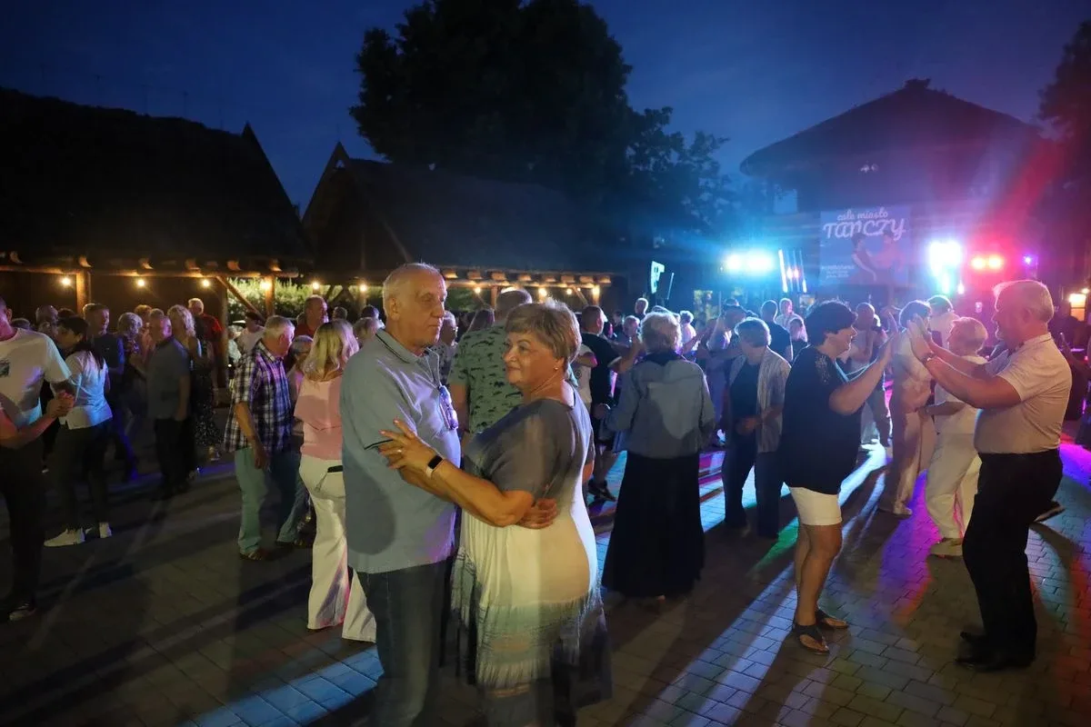 Letni wieczór z muzyką na żywo przyciągnął tłumy mieszkańców (zdjęcia)