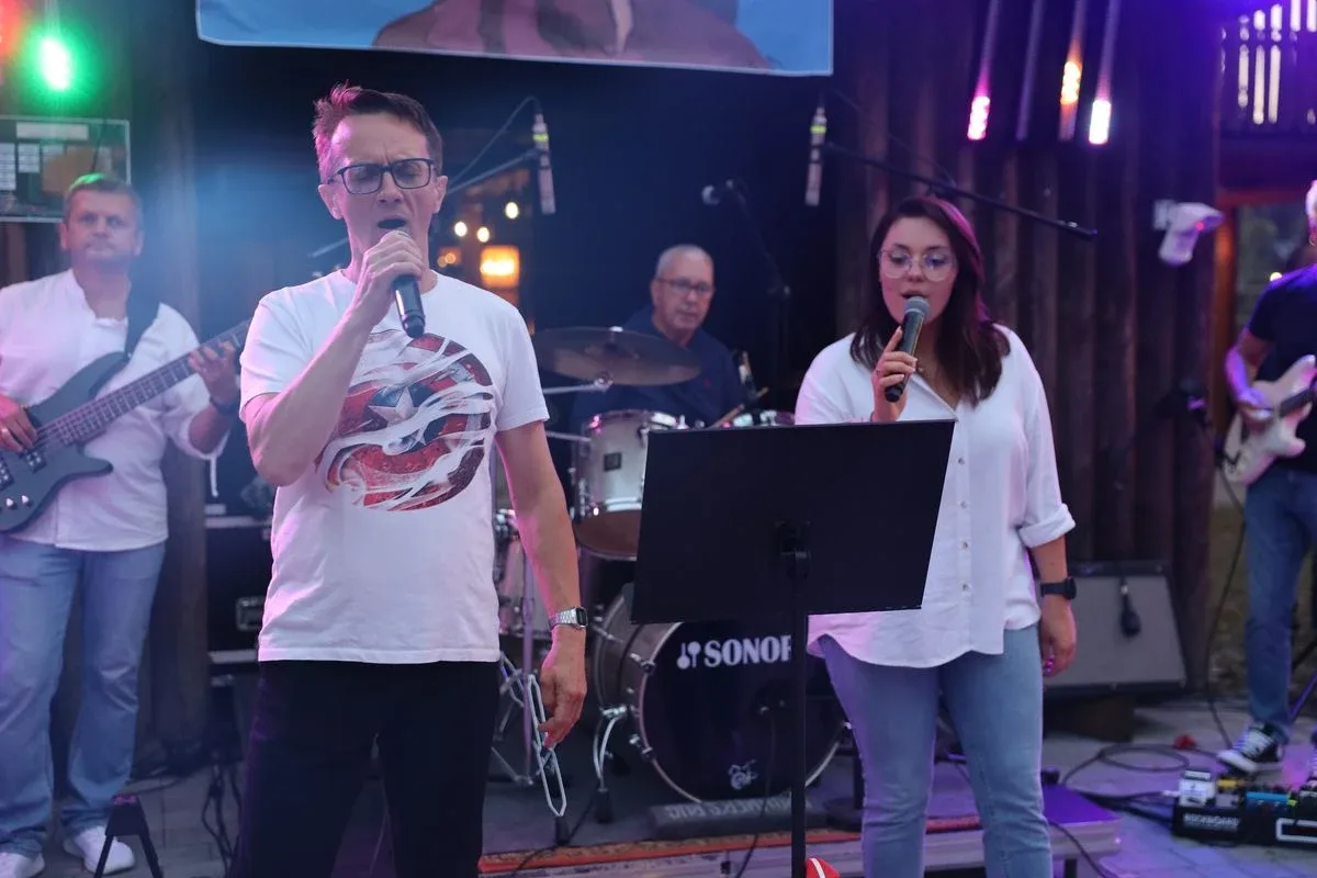 Letni wieczór z muzyką na żywo przyciągnął tłumy mieszkańców (zdjęcia)