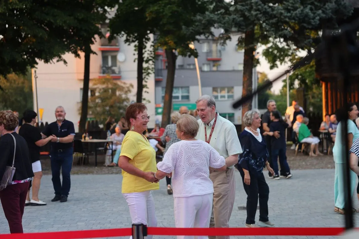 Letni wieczór z muzyką na żywo przyciągnął tłumy mieszkańców (zdjęcia)