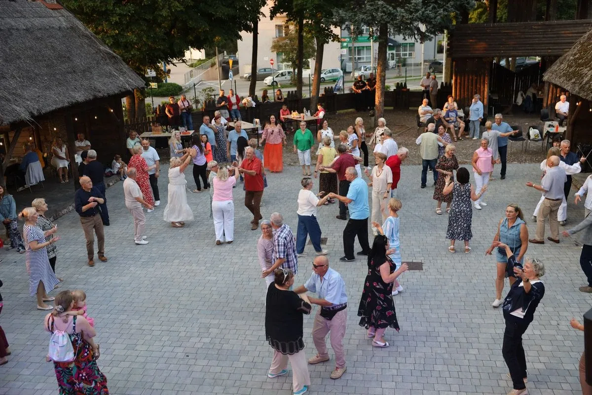 Letni wieczór z muzyką na żywo przyciągnął tłumy mieszkańców (zdjęcia)