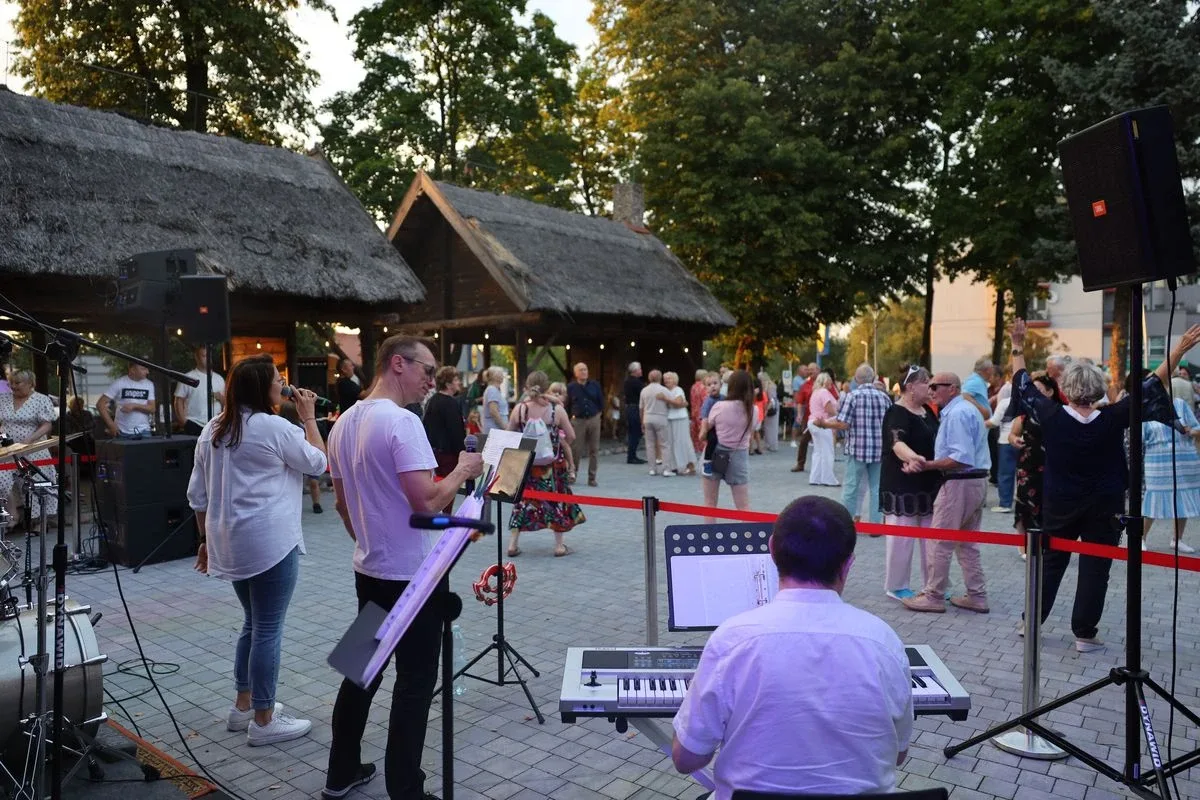 Letni wieczór z muzyką na żywo przyciągnął tłumy mieszkańców (zdjęcia)
