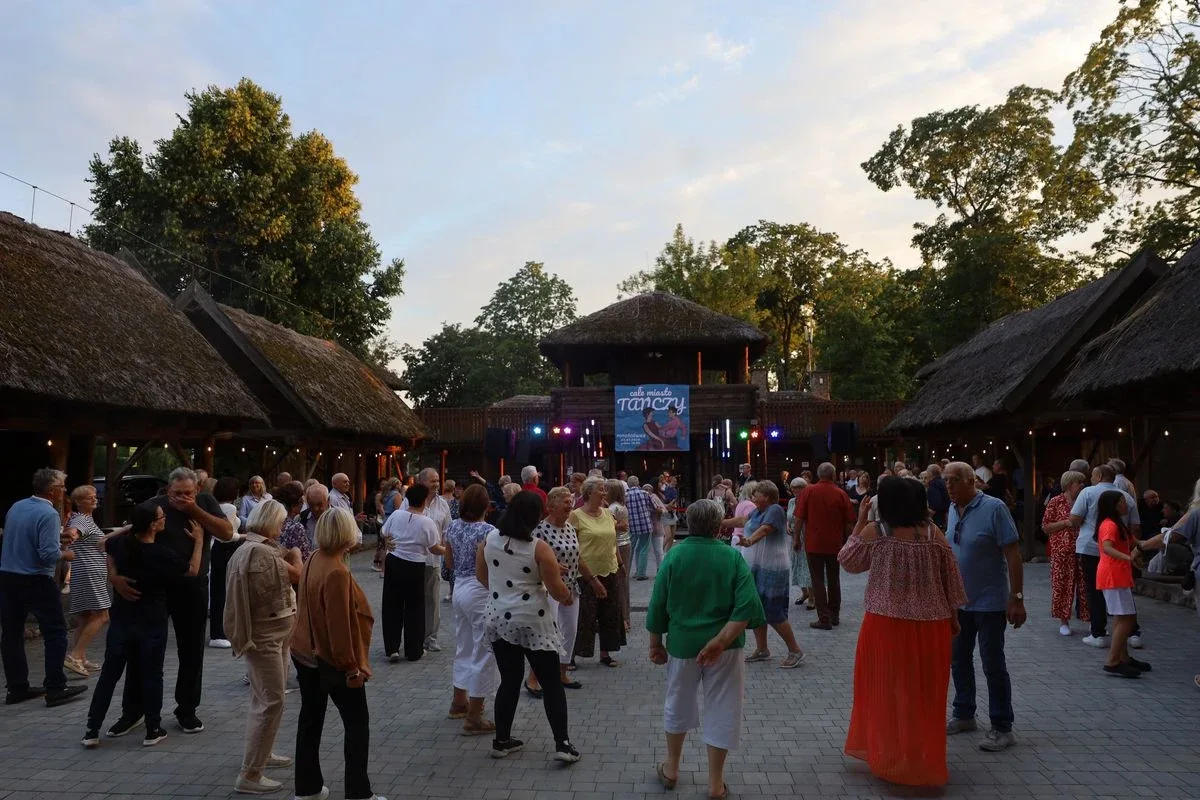 Letni wieczór z muzyką na żywo przyciągnął tłumy mieszkańców (zdjęcia)