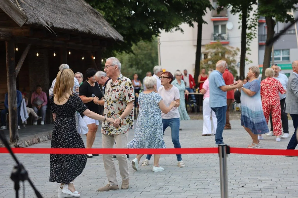 Letni wieczór z muzyką na żywo przyciągnął tłumy mieszkańców (zdjęcia)
