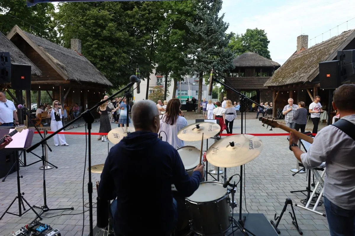 Letni wieczór z muzyką na żywo przyciągnął tłumy mieszkańców (zdjęcia)