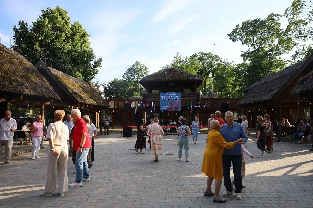 Letni wieczór z muzyką na żywo przyciągnął tłumy mieszkańców (zdjęcia)