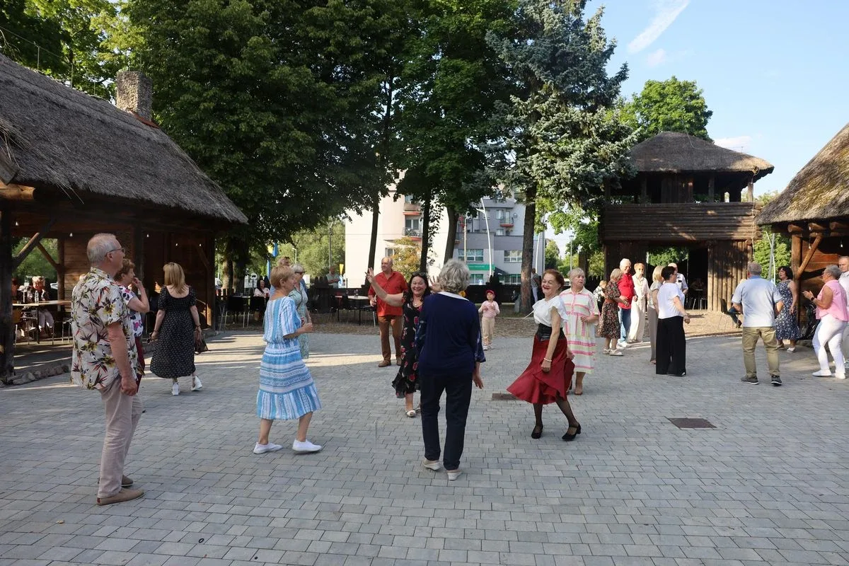 Letni wieczór z muzyką na żywo przyciągnął tłumy mieszkańców (zdjęcia)