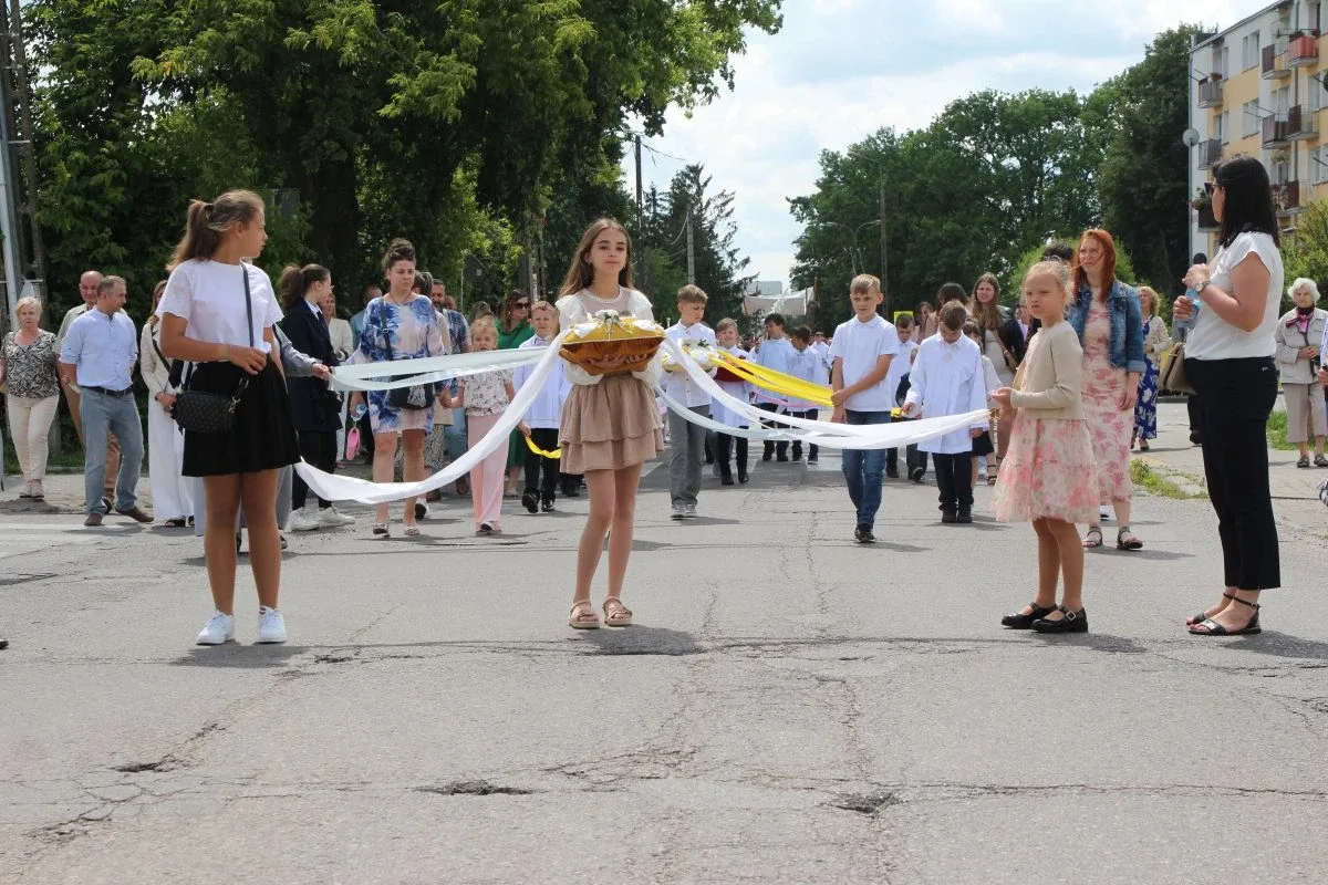 Wierni wyszli na ulice Ostrowi. Procesje Bożego Ciała przyciągnęły tłumy