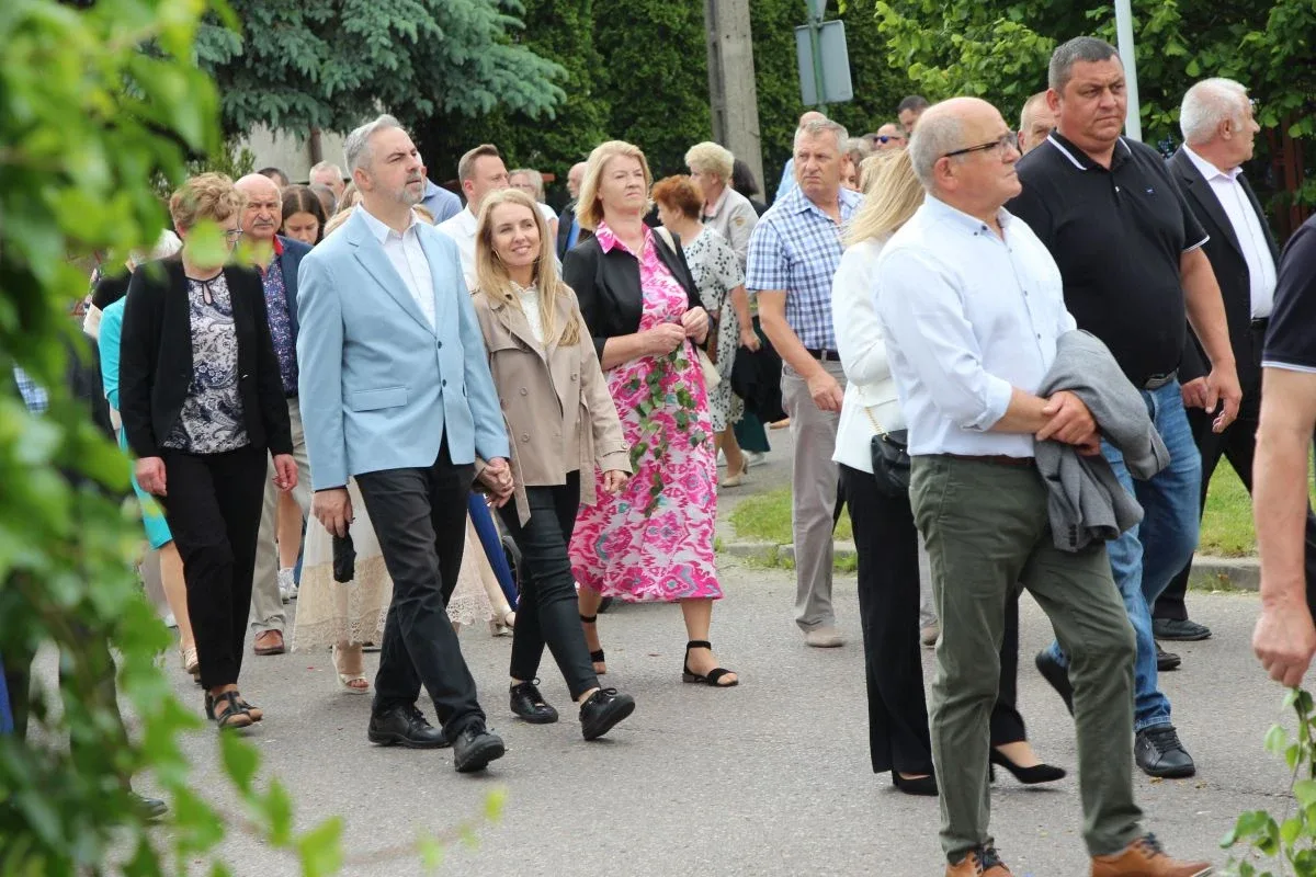 Wierni wyszli na ulice Ostrowi. Procesje Bożego Ciała przyciągnęły tłumy