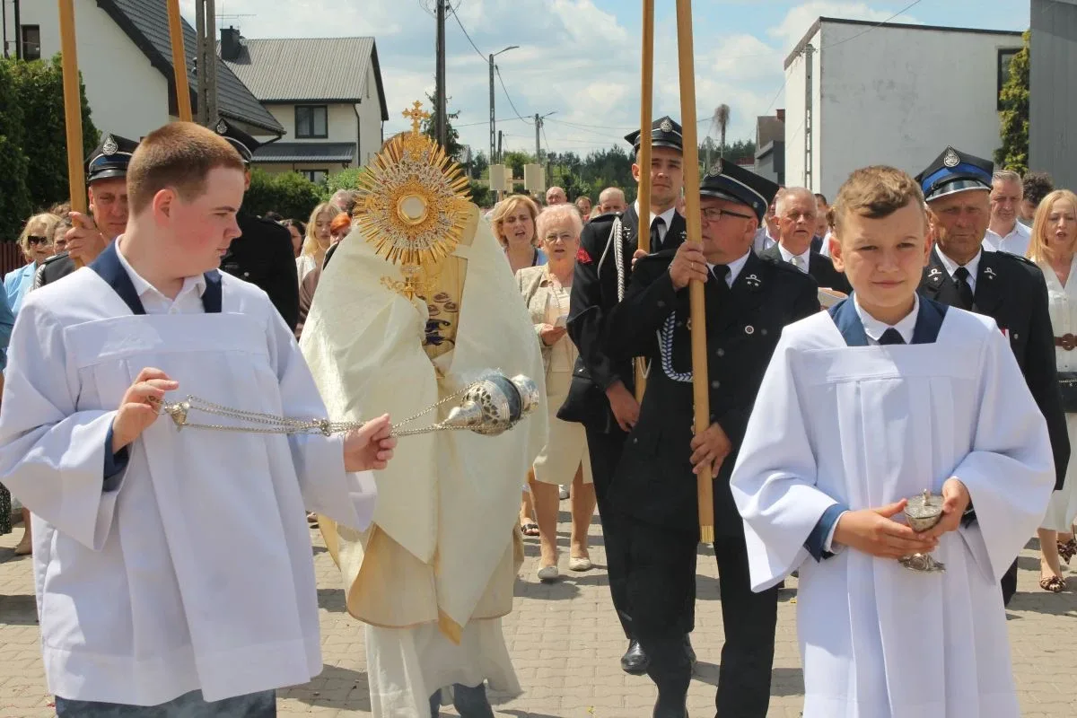 Wierni wyszli na ulice Ostrowi. Procesje Bożego Ciała przyciągnęły tłumy