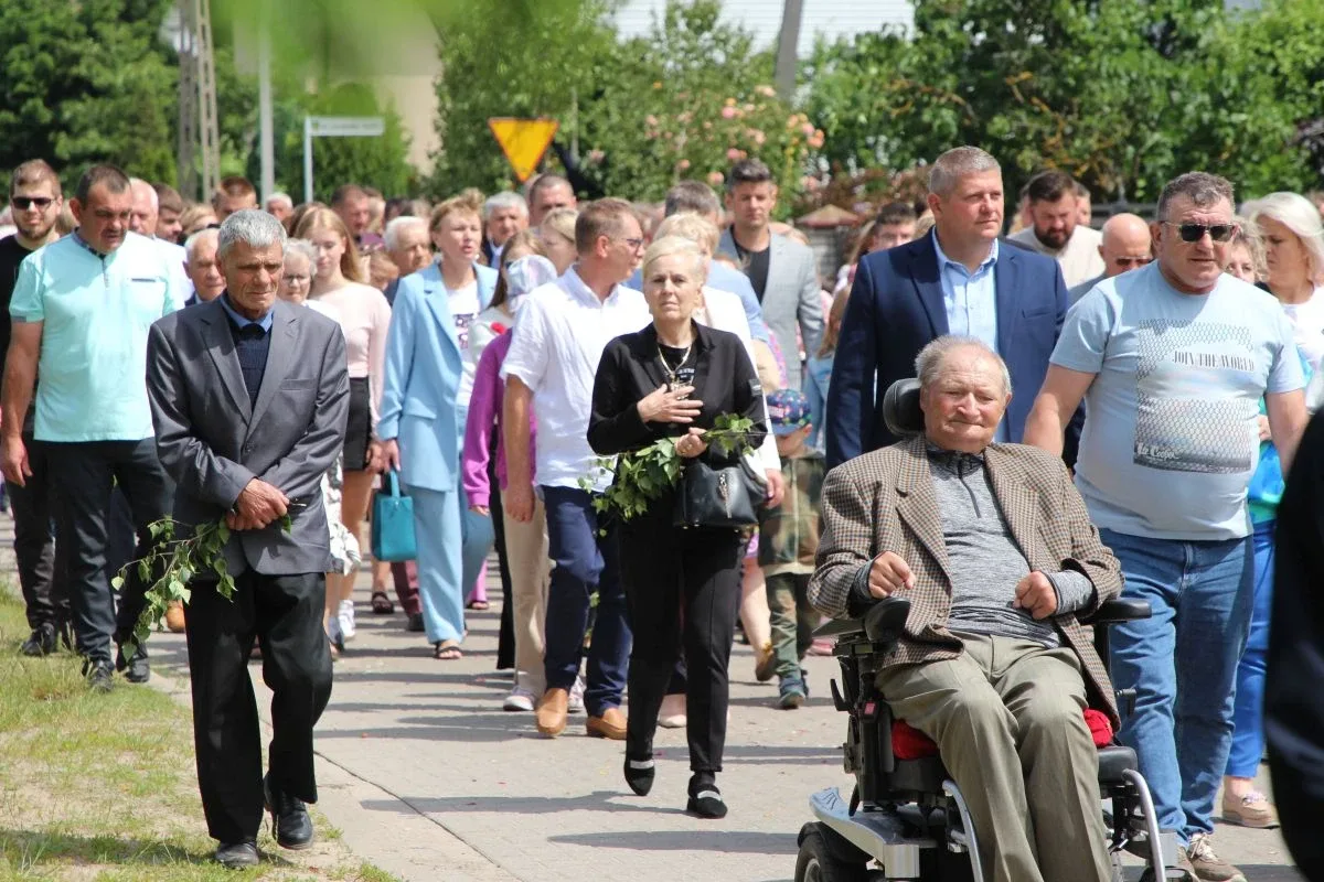 Wierni wyszli na ulice Ostrowi. Procesje Bożego Ciała przyciągnęły tłumy