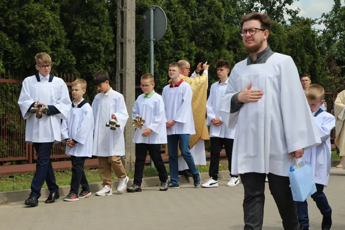 Wierni wyszli na ulice Ostrowi. Procesje Bożego Ciała przyciągnęły tłumy