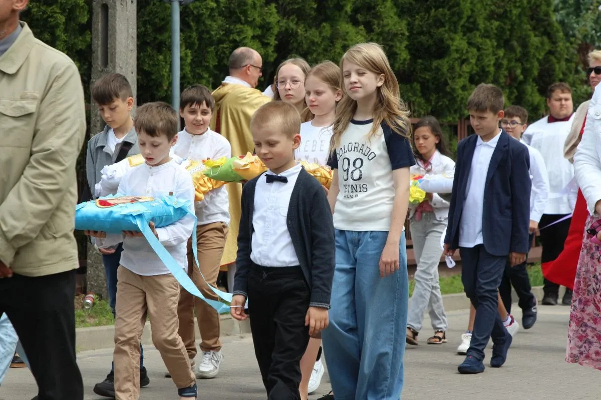 Wierni wyszli na ulice Ostrowi. Procesje Bożego Ciała przyciągnęły tłumy
