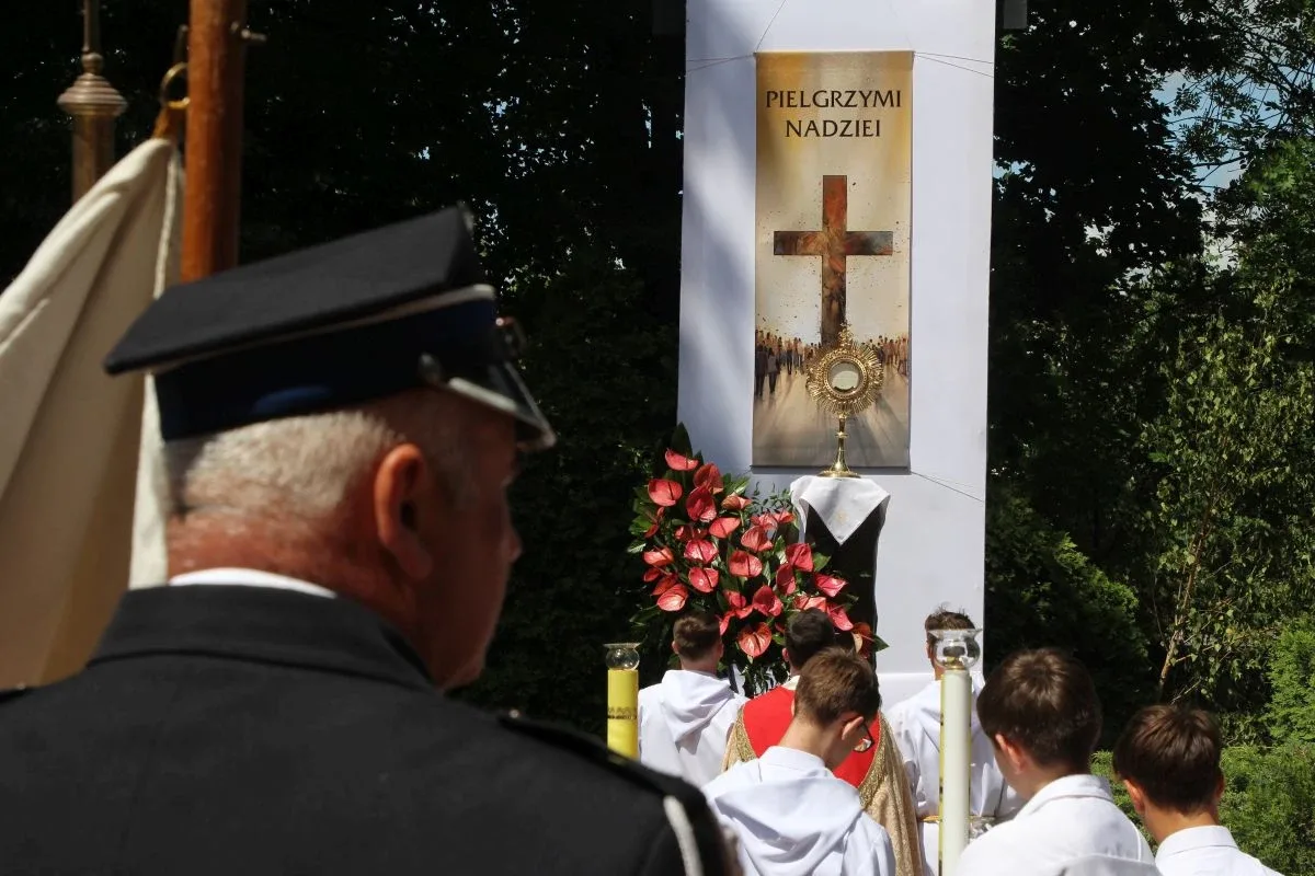 Wierni wyszli na ulice Ostrowi. Procesje Bożego Ciała przyciągnęły tłumy