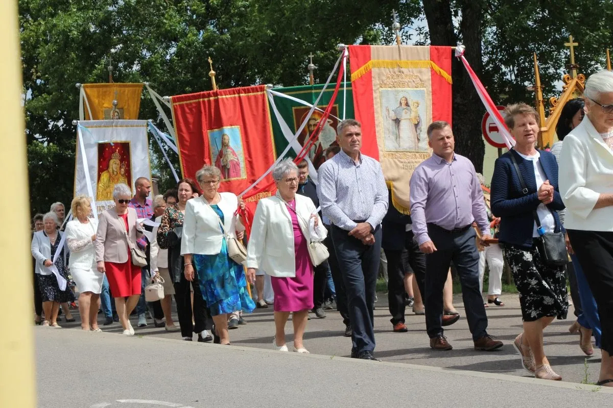 Wierni wyszli na ulice Ostrowi. Procesje Bożego Ciała przyciągnęły tłumy