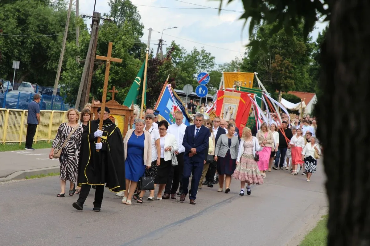 Wierni wyszli na ulice Ostrowi. Procesje Bożego Ciała przyciągnęły tłumy