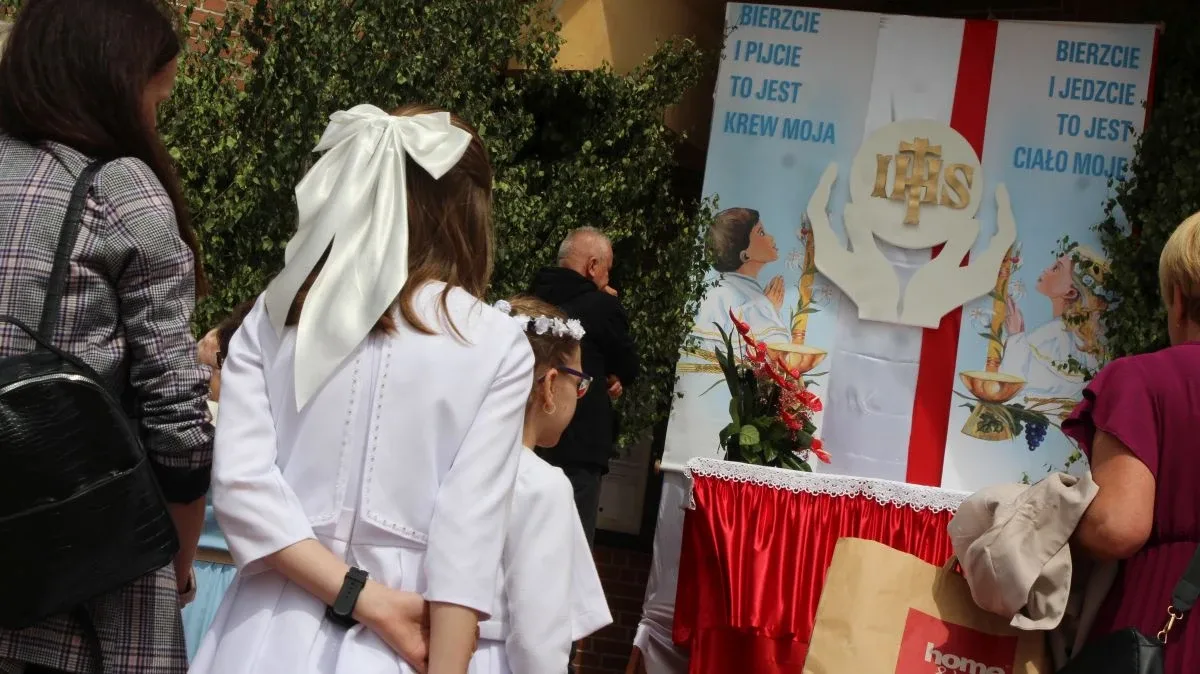 Wierni wyszli na ulice Ostrowi. Procesje Bożego Ciała przyciągnęły tłumy