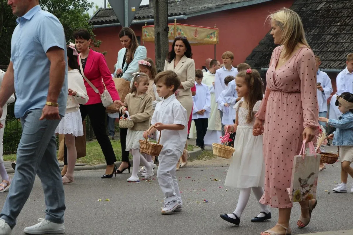 Wierni wyszli na ulice Ostrowi. Procesje Bożego Ciała przyciągnęły tłumy
